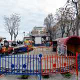 Un angolo molto particolare di Bari, l� dove da trent�anni prendono posto le uniche giostrine permanenti del capoluogo pugliese. Si tratta di piazza Diaz, giardinetto del quartiere Madonnella affacciato sul Lungomare Araldo di Crollalanza